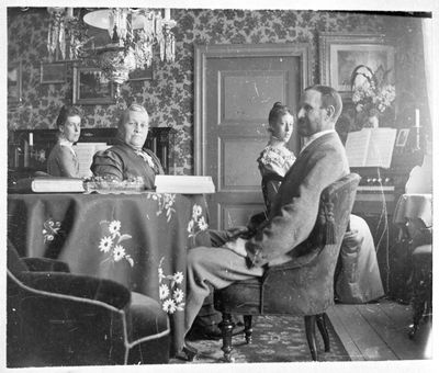 Familjeporträtt i finrum