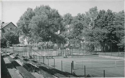 Tomma tennisbanor med läktare