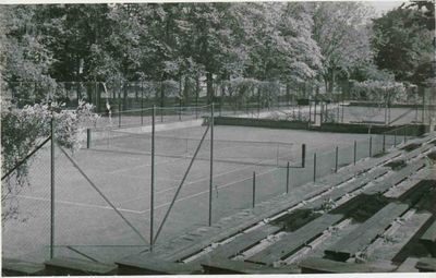 Tomma tennisplaner med läktare